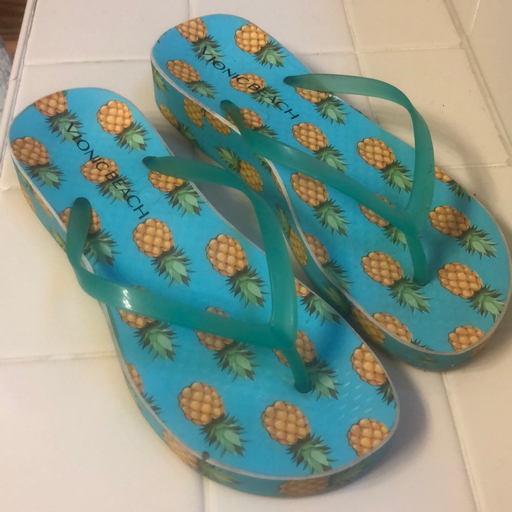 Vionic Beach flip flops size 8